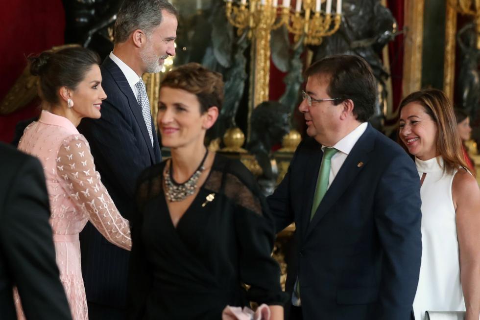 Besamanos en la recepción de los Reyes en el Palacio Real