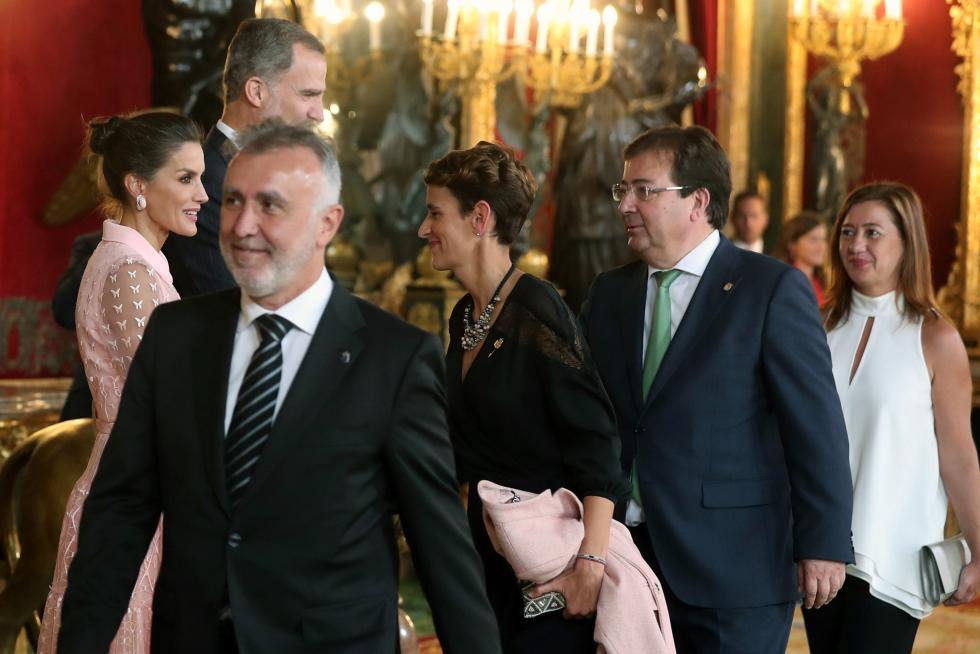 Besamanos en la recepción de los Reyes en el Palacio Real