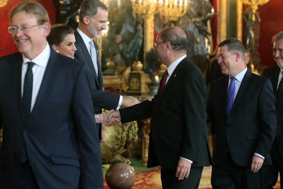 Besamanos en la recepción de los Reyes en el Palacio Real