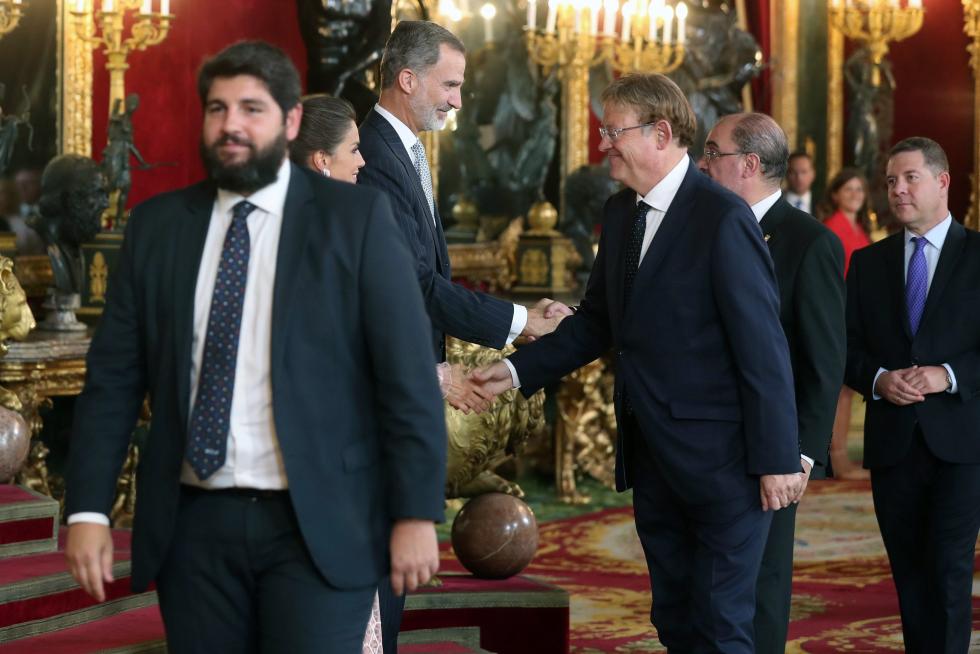 Besamanos en la recepción de los Reyes en el Palacio Real