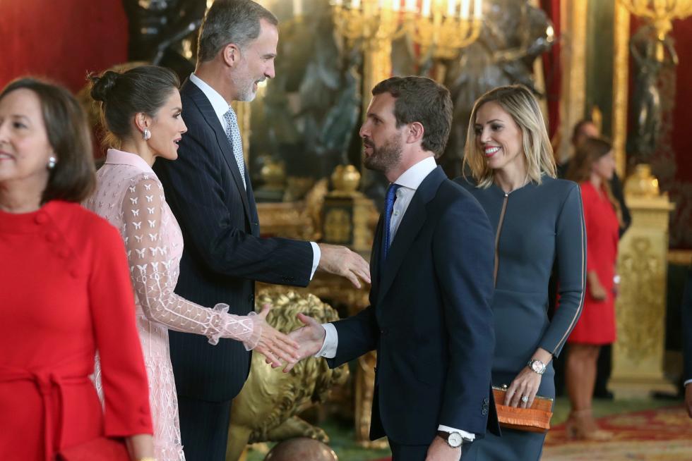 Besamanos en la recepción de los Reyes en el Palacio Real