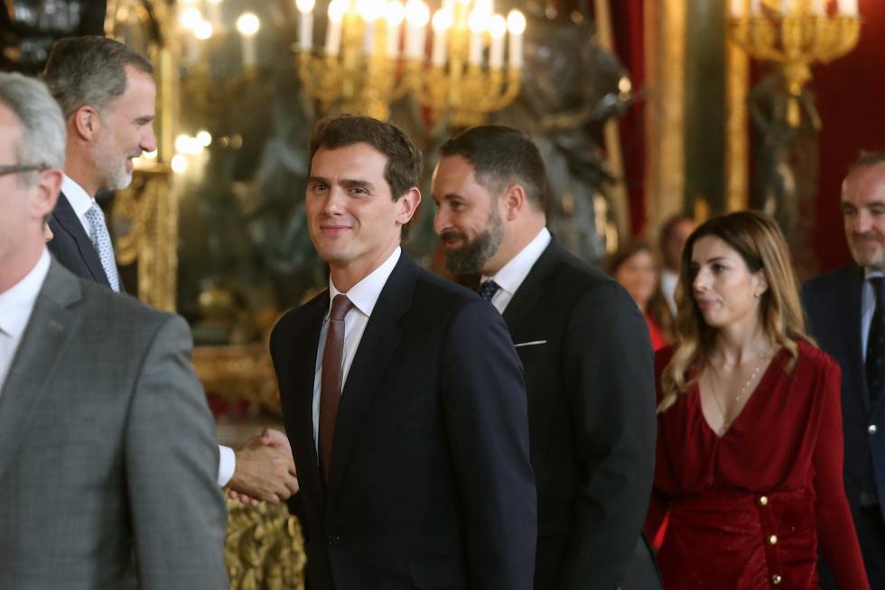 Besamanos en la recepción de los Reyes en el Palacio Real