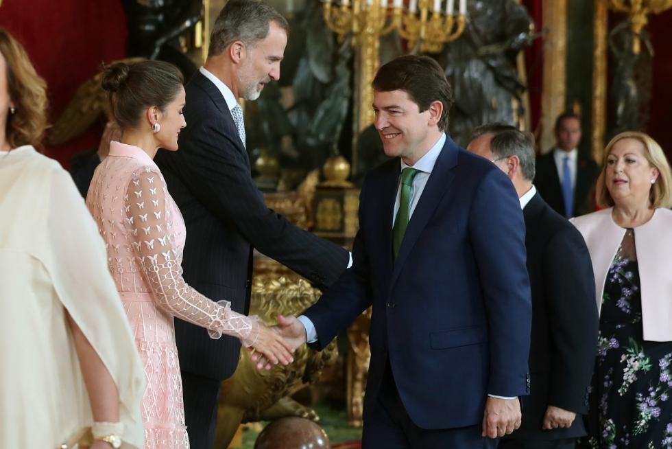 Besamanos en la recepción de los Reyes en el Palacio Real