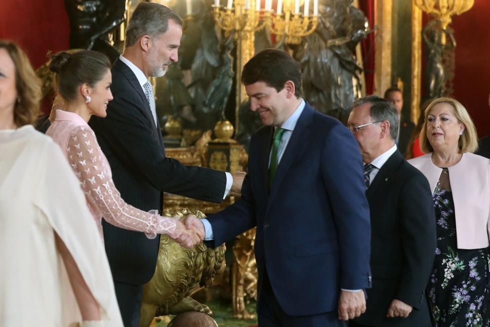 Besamanos en la recepción de los Reyes en el Palacio Real