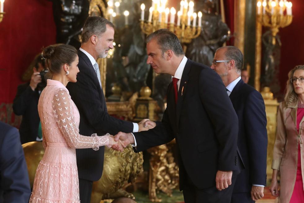 Besamanos en la recepción de los Reyes en el Palacio Real