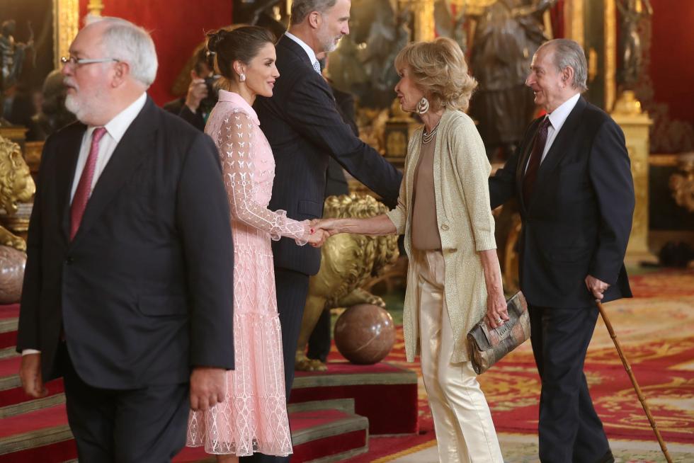 Besamanos en la recepción de los Reyes en el Palacio Real