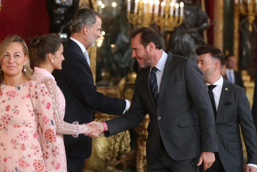 Besamanos en la recepción de los Reyes en el Palacio Real