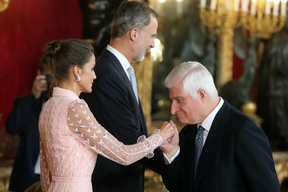 Besamanos en la recepción de los Reyes en el Palacio Real