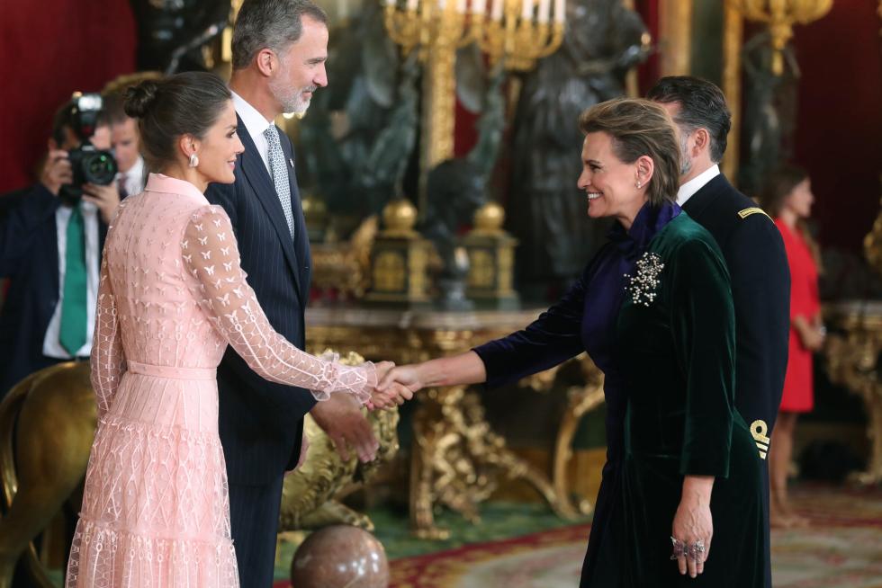 Besamanos en la recepción de los Reyes en el Palacio Real