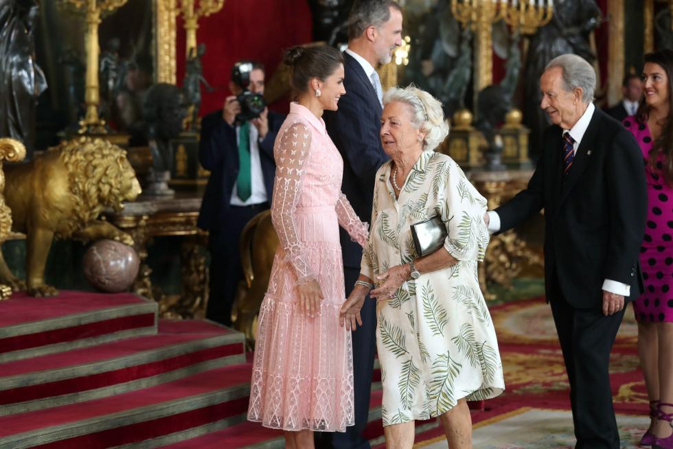 Besamanos en la recepción de los Reyes en el Palacio Real