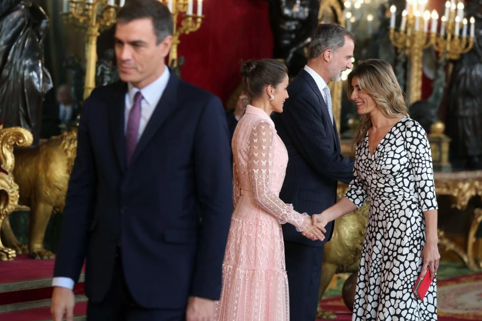 Besamanos en la recepción de los Reyes en el Palacio Real