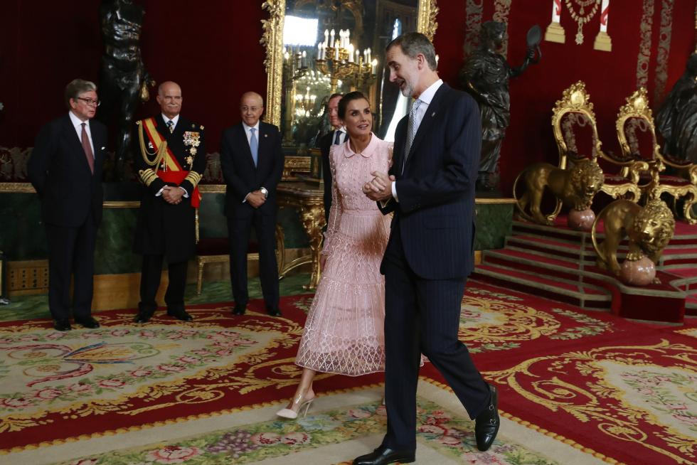 Besamanos en la recepción de los Reyes en el Palacio Real