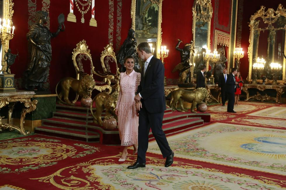 Besamanos en la recepción de los Reyes en el Palacio Real