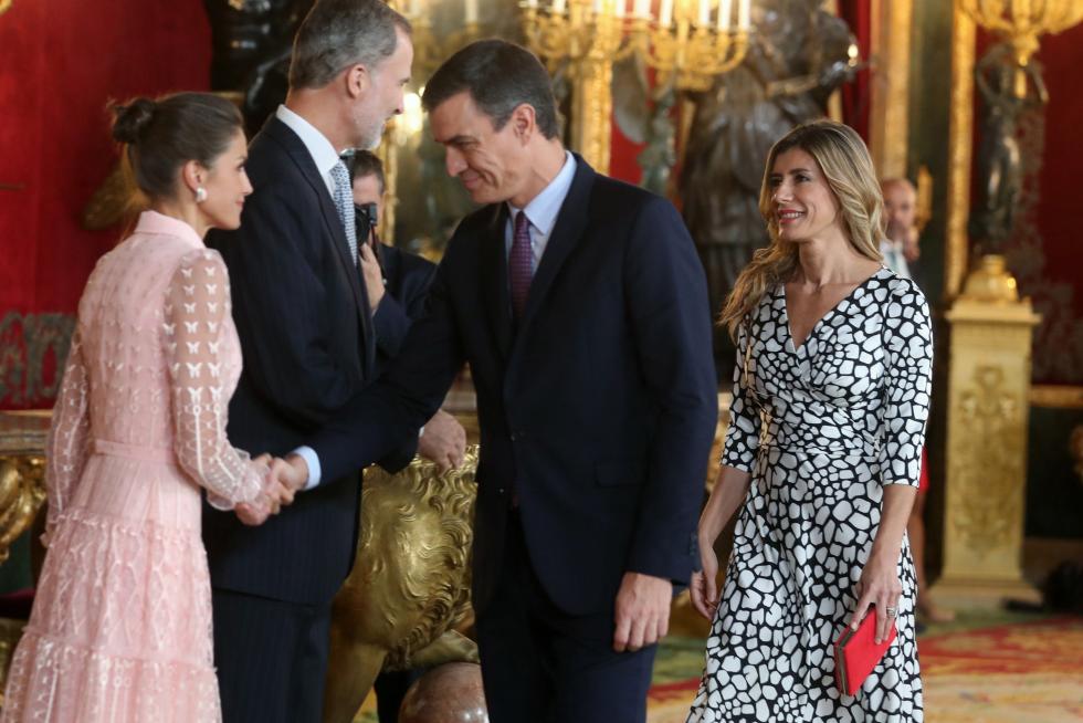 Besamanos en la recepción de los Reyes en el Palacio Real