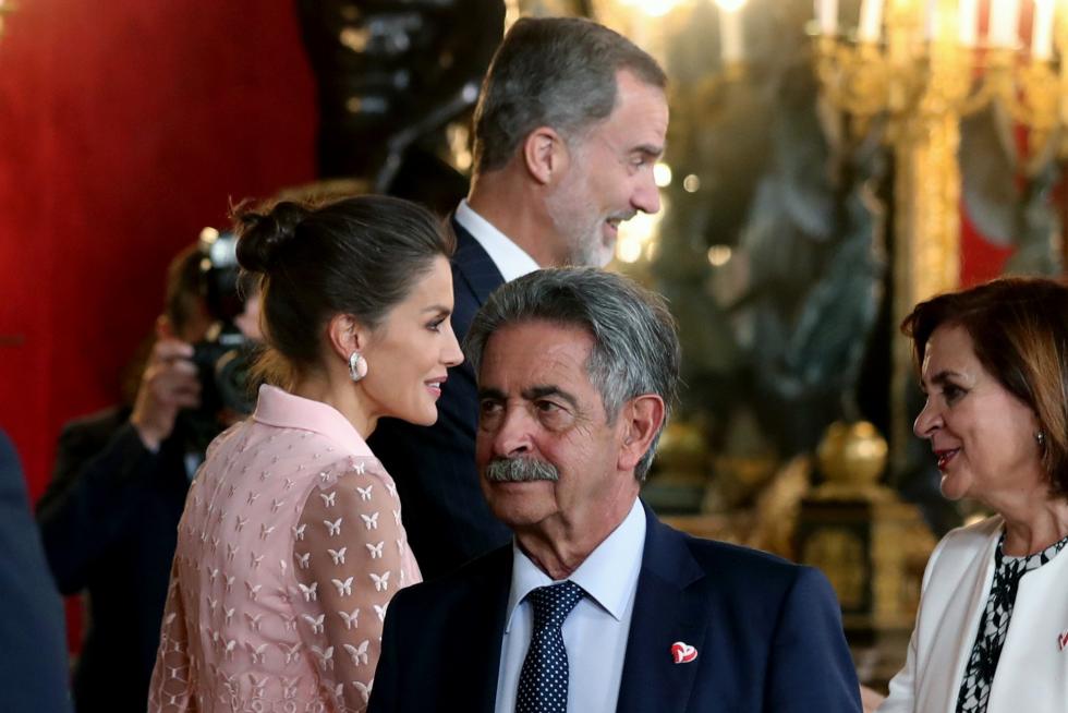 Besamanos en la recepción de los Reyes en el Palacio Real
