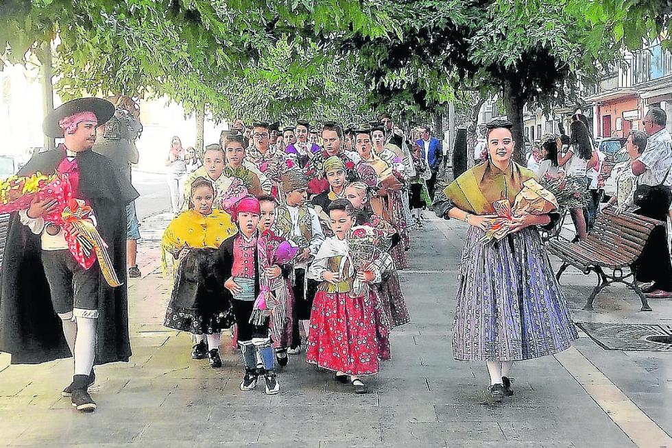 Participantes en la ofrenda a la Virgen del Pilar, camino de la iglesia de San Pedro en Fraga.