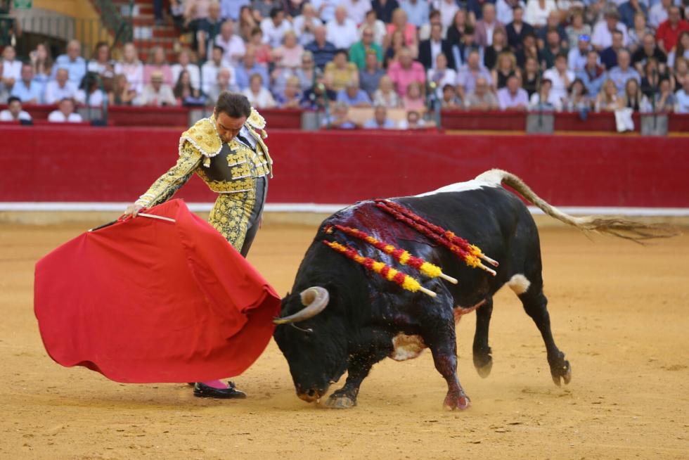 Cogida a Mariano de la Viña, subalterno de Enrique Ponce.