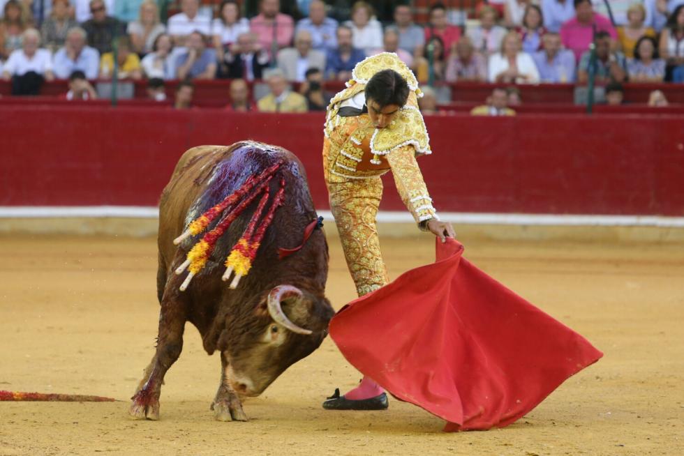 Cogida a Mariano de la Viña, subalterno de Enrique Ponce.