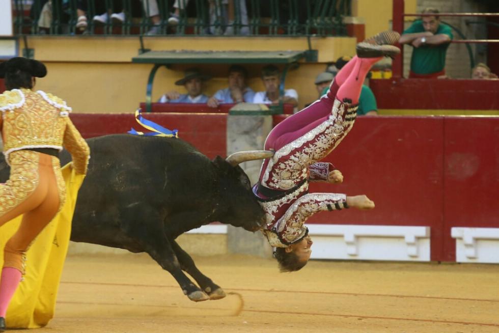 Cogida a Mariano de la Viña, subalterno de Enrique Ponce.