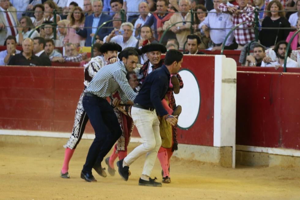 Cogida a Mariano de la Viña, subalterno de Enrique Ponce.