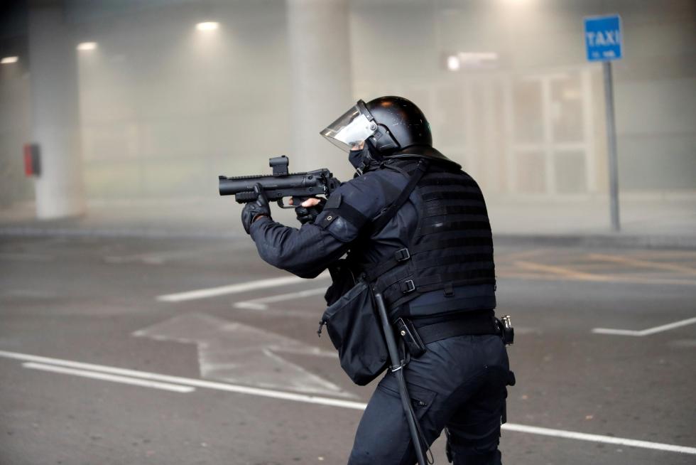 Los incidentes se han producido en el Aeropuerto de Barcelona, donde algunos manifestantes han tratado de sobrepasar las líneas marcadas por Mossos y Policía.