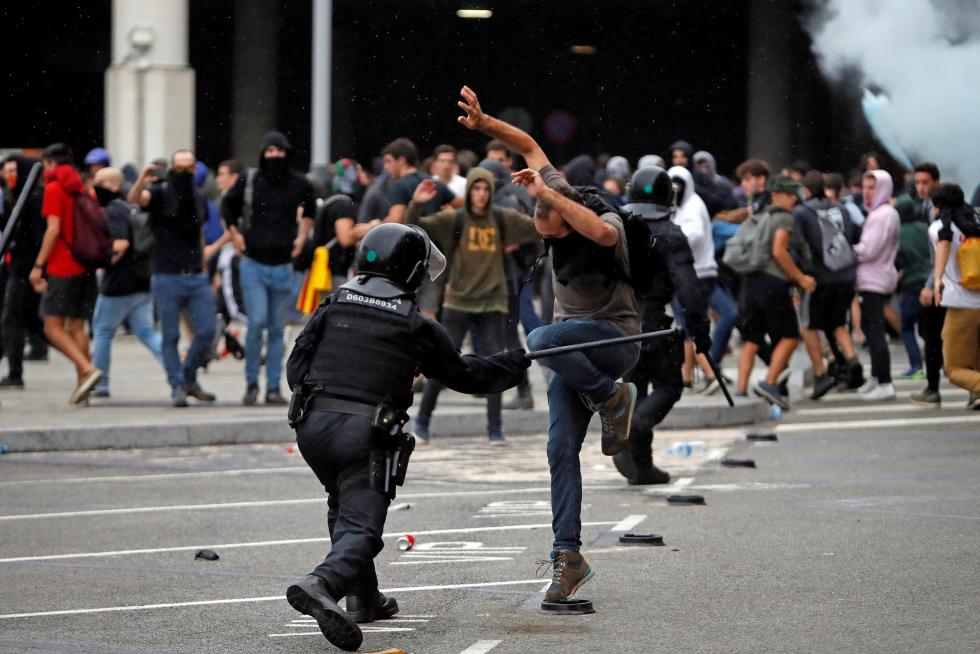 Los incidentes se han producido en el Aeropuerto de Barcelona, donde algunos manifestantes han tratado de sobrepasar las líneas marcadas por Mossos y Policía.