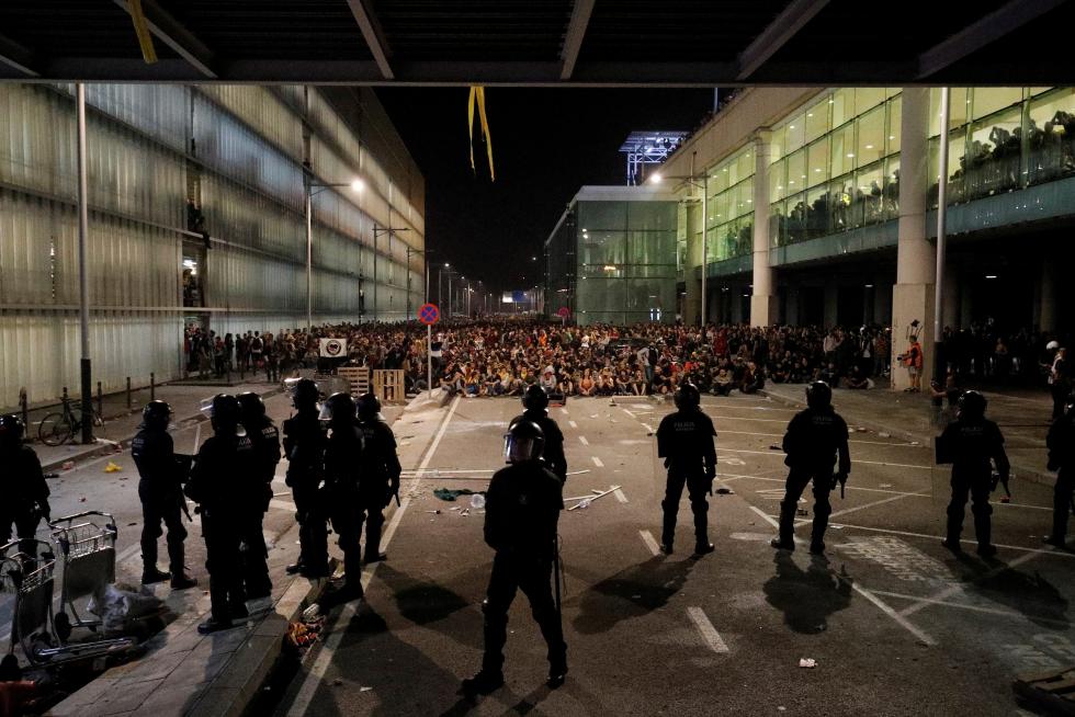 Cargas policiales en el aeropuerto de El Prat