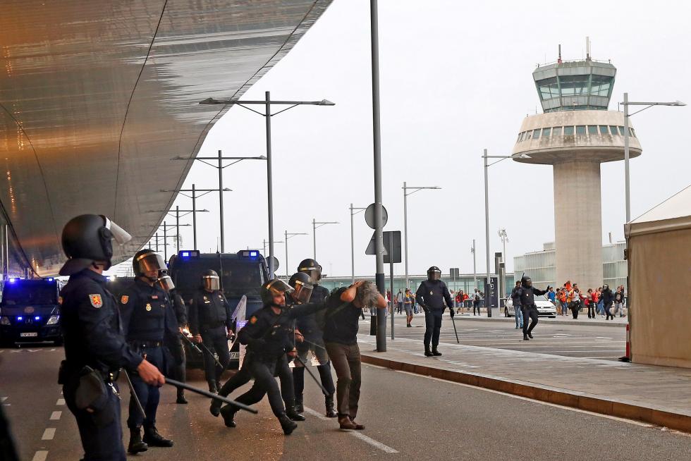 Cargas policiales en El Prat