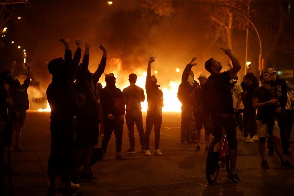 Los manifestantes han quemado contenedores y vehículos, han instalado barricadas y han lanzado piedras y ácido a la Policía y los Mossos.