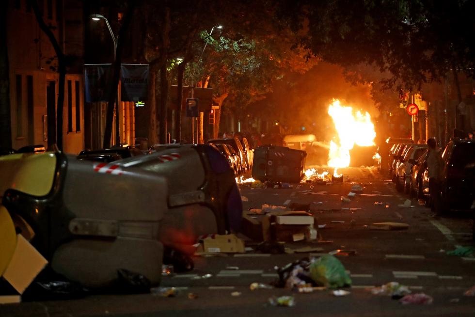 Los manifestantes han quemado contenedores y vehículos, han instalado barricadas y han lanzado piedras y ácido a la Policía y los Mossos.