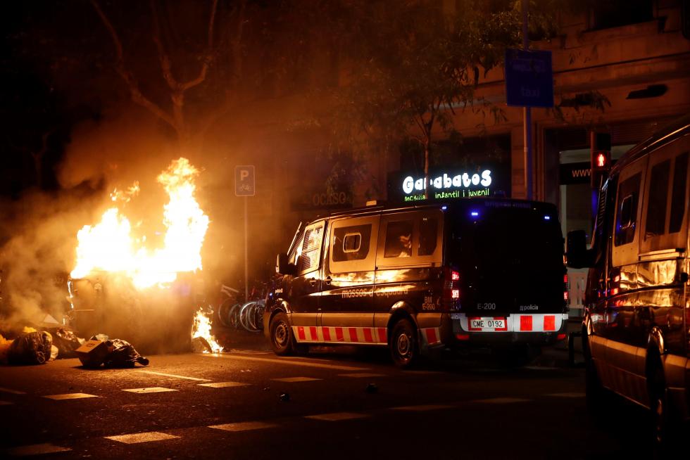 Los manifestantes han quemado contenedores y vehículos, han instalado barricadas y han lanzado piedras y ácido a la Policía y los Mossos.