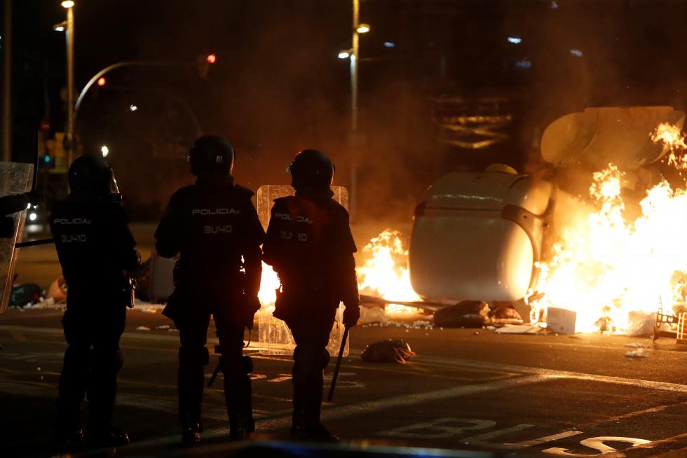 Los manifestantes han quemado contenedores y vehículos, han instalado barricadas y han lanzado piedras y ácido a la Policía y los Mossos.