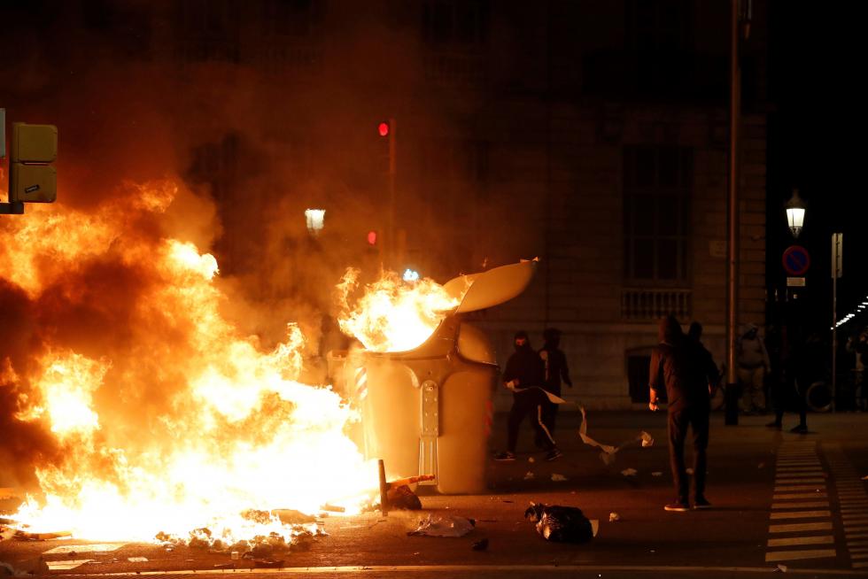 Los manifestantes han quemado contenedores y vehículos, han instalado barricadas y han lanzado piedras y ácido a la Policía y los Mossos.