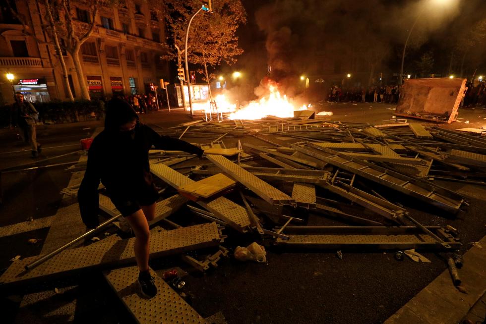 Los manifestantes han quemado contenedores y vehículos, han instalado barricadas y han lanzado piedras y ácido a la Policía y los Mossos.