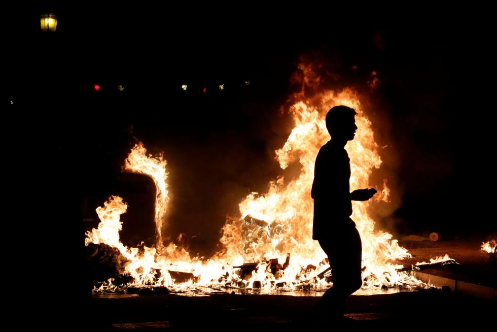 Los manifestantes han quemado contenedores y vehículos, han instalado barricadas y han lanzado piedras y ácido a la Policía y los Mossos.