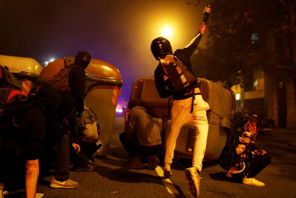 Los manifestantes han quemado contenedores y vehículos, han instalado barricadas y han lanzado piedras y ácido a la Policía y los Mossos.