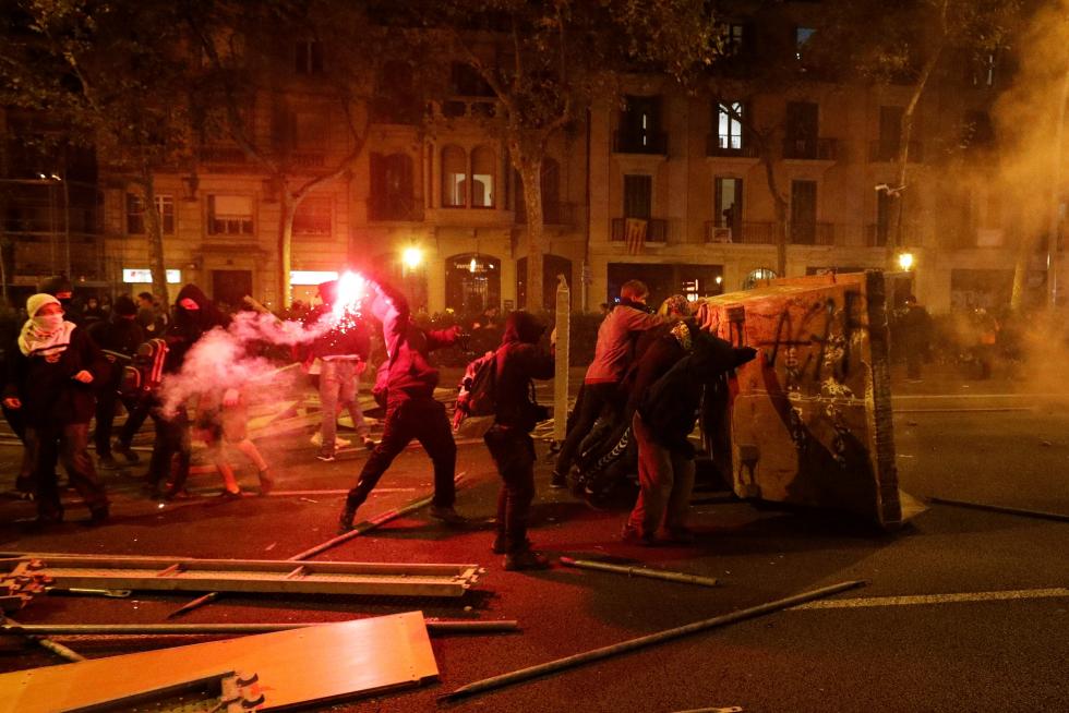 Los manifestantes han quemado contenedores y vehículos, han instalado barricadas y han lanzado piedras y ácido a la Policía y los Mossos.