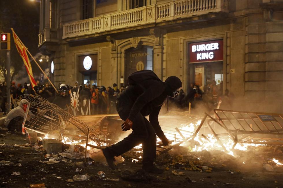La jornada de huelga general se ha saldado con nuevos incidentes violentos en la Ciudad Condal.