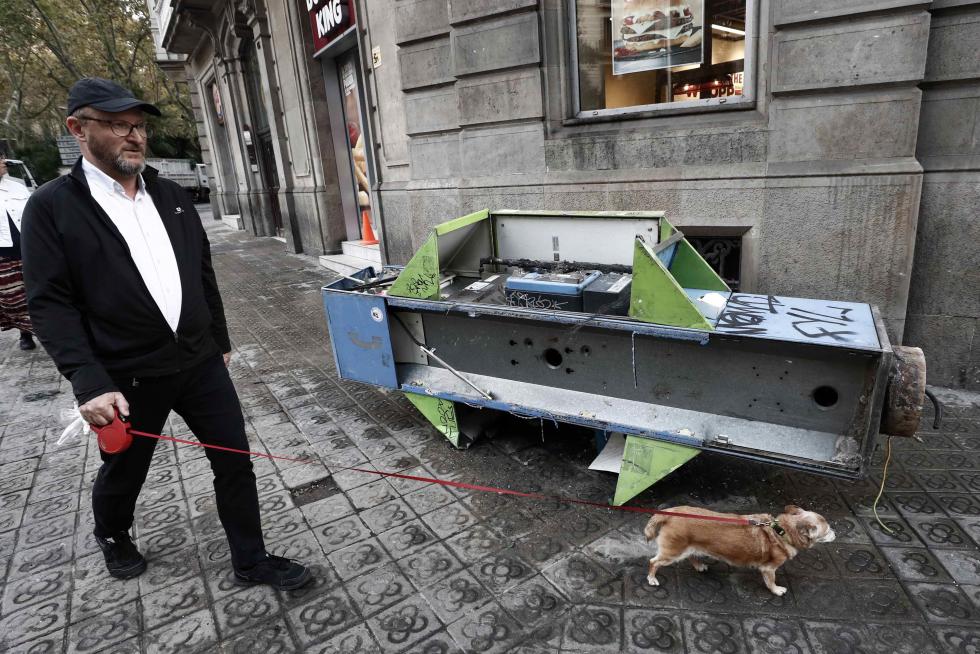 Aspecto con el que ha amanecido Barcelona tras la quinta noche de incidentes violentos.