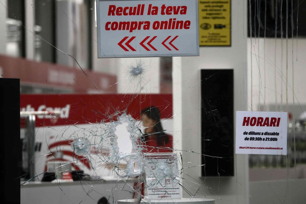 Aspecto con el que ha amanecido Barcelona tras la quinta noche de incidentes violentos.