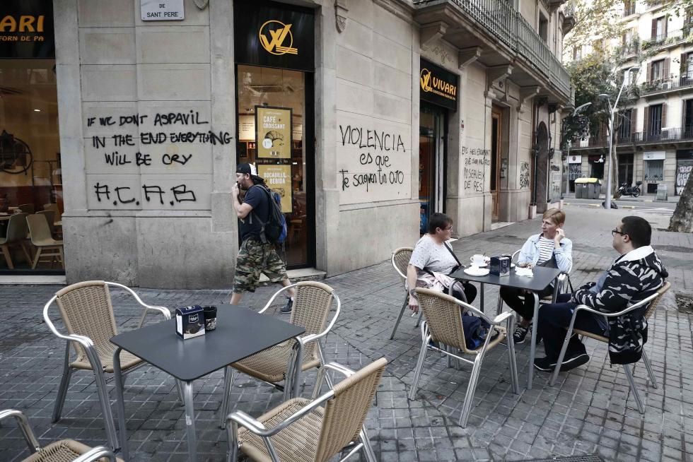 Aspecto con el que ha amanecido Barcelona tras la quinta noche de incidentes violentos.
