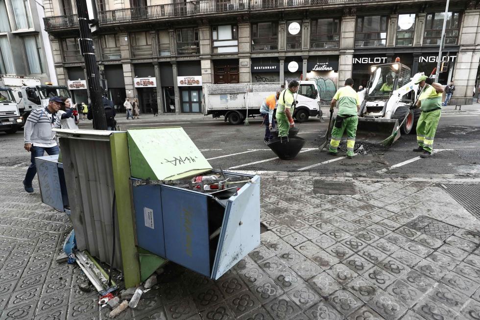 Aspecto con el que ha amanecido Barcelona tras la quinta noche de incidentes violentos.