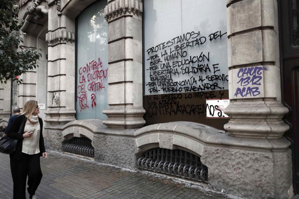 Aspecto con el que ha amanecido Barcelona tras la quinta noche de incidentes violentos.