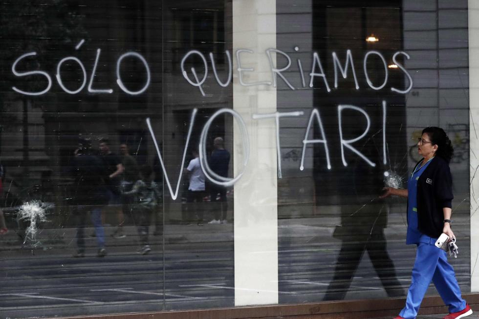 Aspecto con el que ha amanecido Barcelona tras la quinta noche de incidentes violentos.