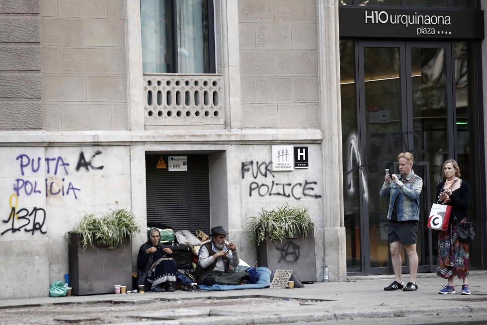 Aspecto con el que ha amanecido Barcelona tras la quinta noche de incidentes violentos.