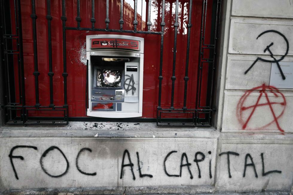 Aspecto con el que ha amanecido Barcelona tras la quinta noche de incidentes violentos.