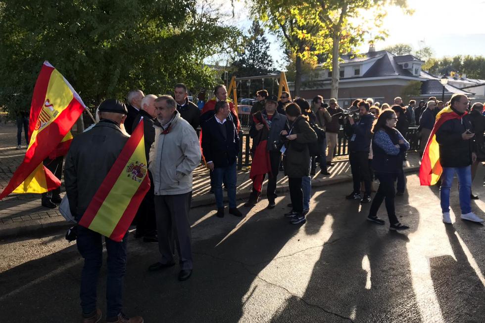 50 personas a favor de Franco se congregan a la entrada de Mingorrubio ante la exhumación de los restos del dictador