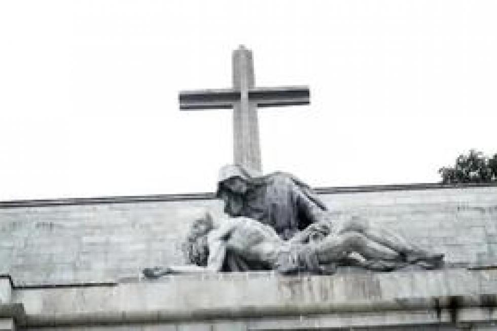 Todo ha sido ensayado al milímetro para evitar cualquier contratiempo en esta jornada histórica. A las diez y media comenzará la exhumación de los restos de Franco, aquí en el Valle de los Caídos y su posterior reinhumación en el cementerio de Mingorruio-El Pardo.