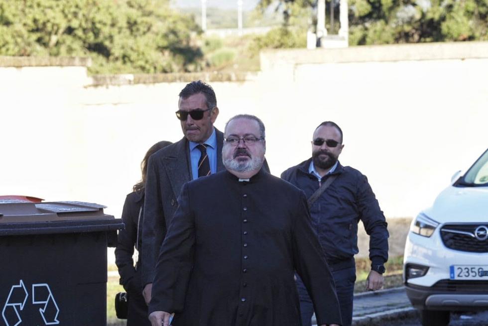 El cura Ramón Tejero, hijo del teniente coronel Tejero, llega al cementerio de Mingorrubio, donde dirá el responso en la ceremonia de reinhumación de Franco.