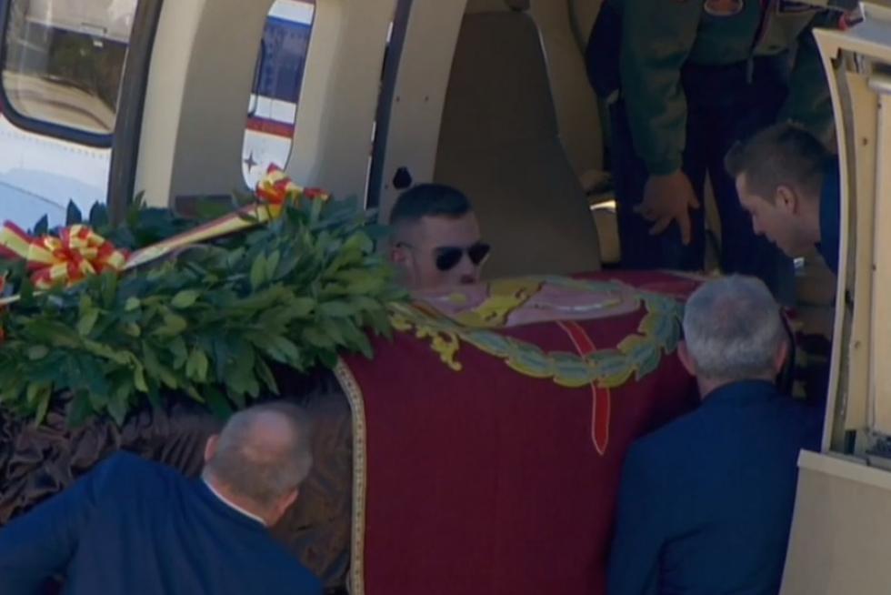 Introducción del féretro de Franco en el helicóptero que le traslada a Mingorrubio